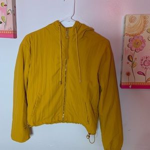 Yellow windbreaker jacket!🌟
